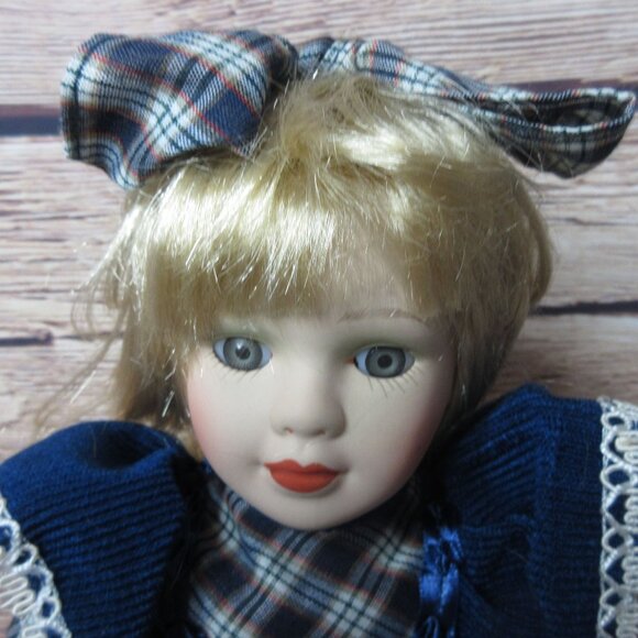 UniQue Porcelain Doll Limited Edition 16" - Llly - Picture 3 of 11